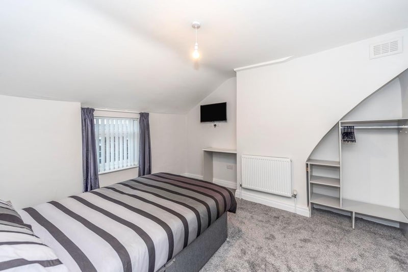Room Derwent Road East in Liverpool