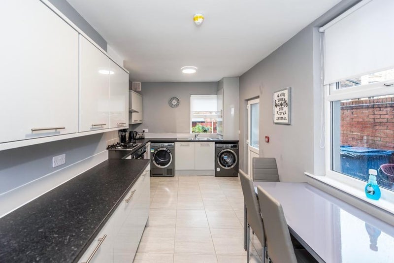 Room Derwent Road East in Liverpool