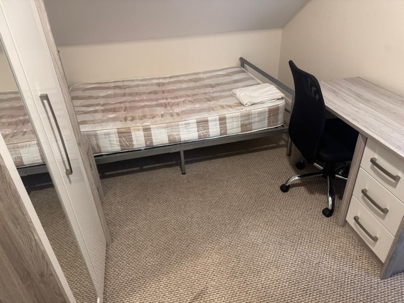 Room Gloucester Avenue in Nottingham
