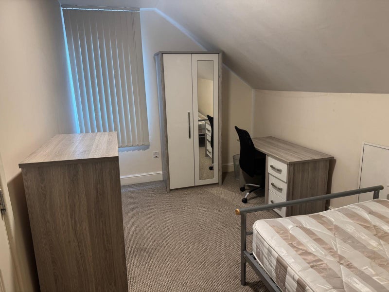 Room Gloucester Avenue in Nottingham