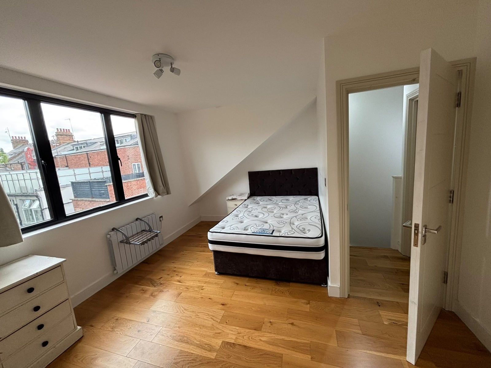 Room Sydney Road in Greater London