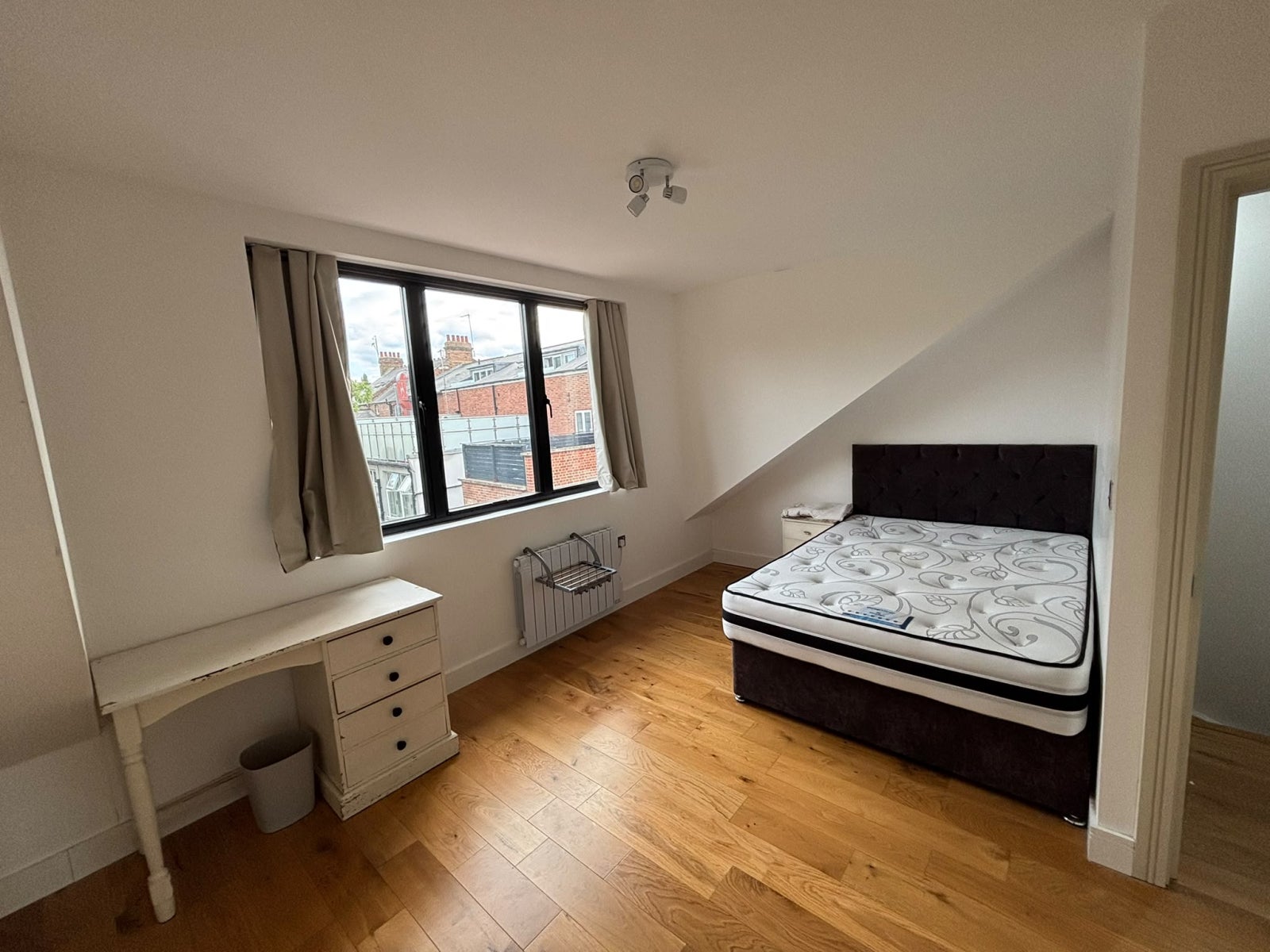 Room Sydney Road in Greater London