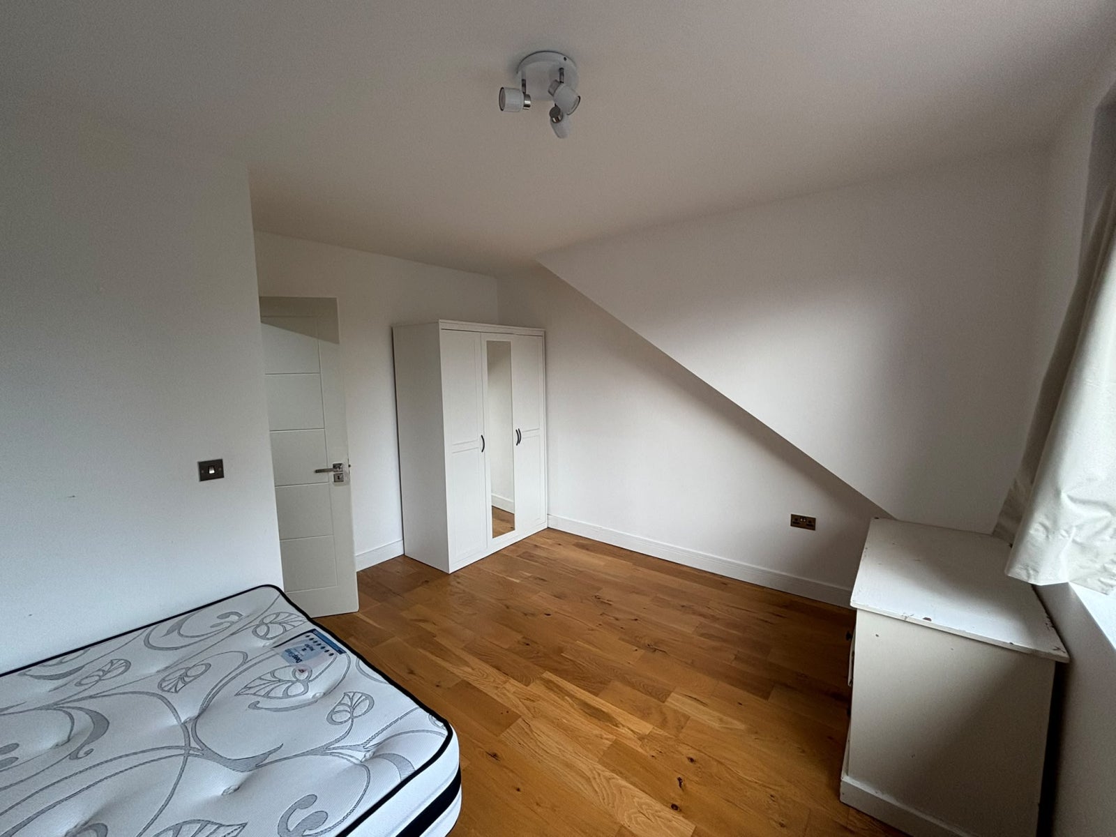 Room Sydney Road in Greater London
