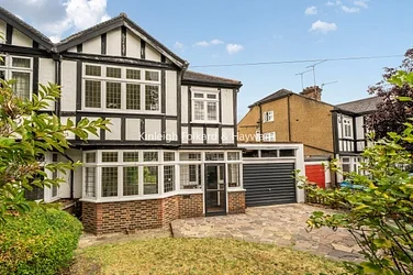 House Murray Avenue in Greater London