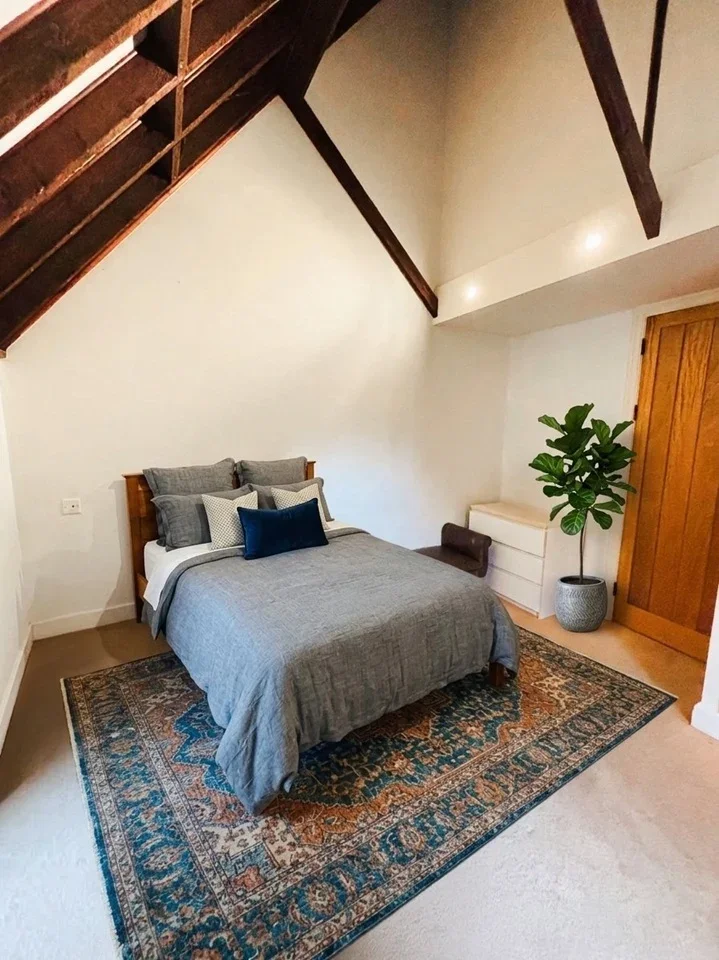 Room Rush Common Mews in Greater London