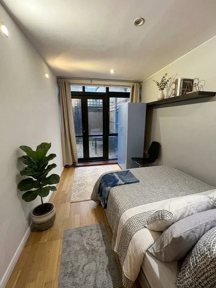 Room Rush Common Mews in Greater London
