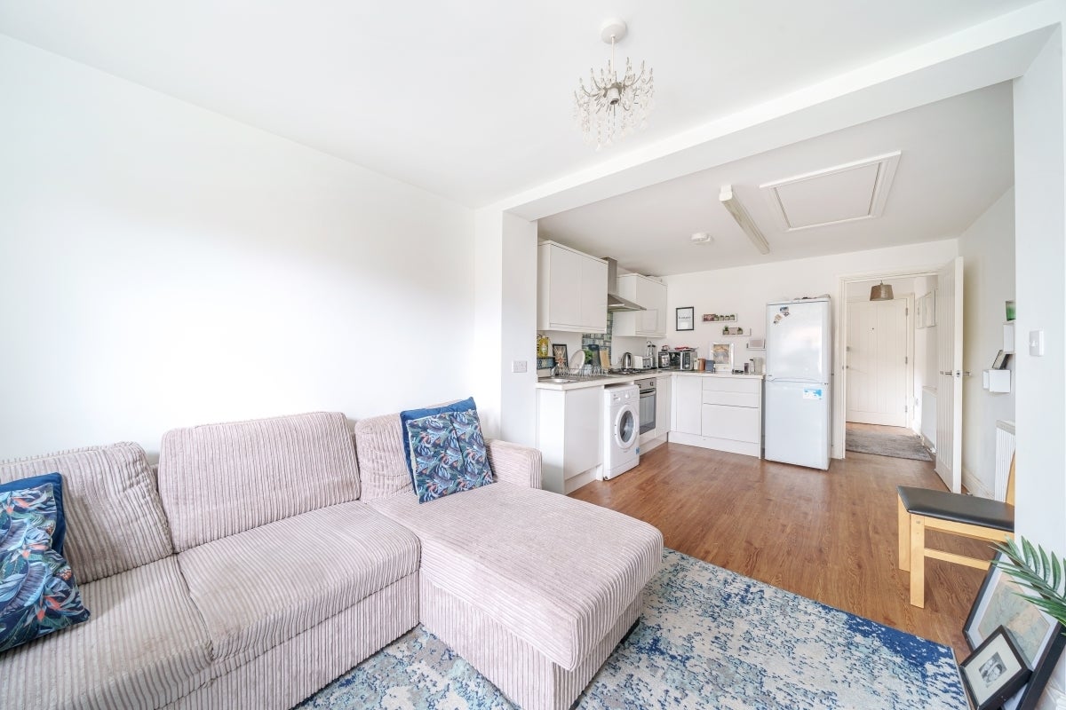 Flat Hampden Road in Greater London