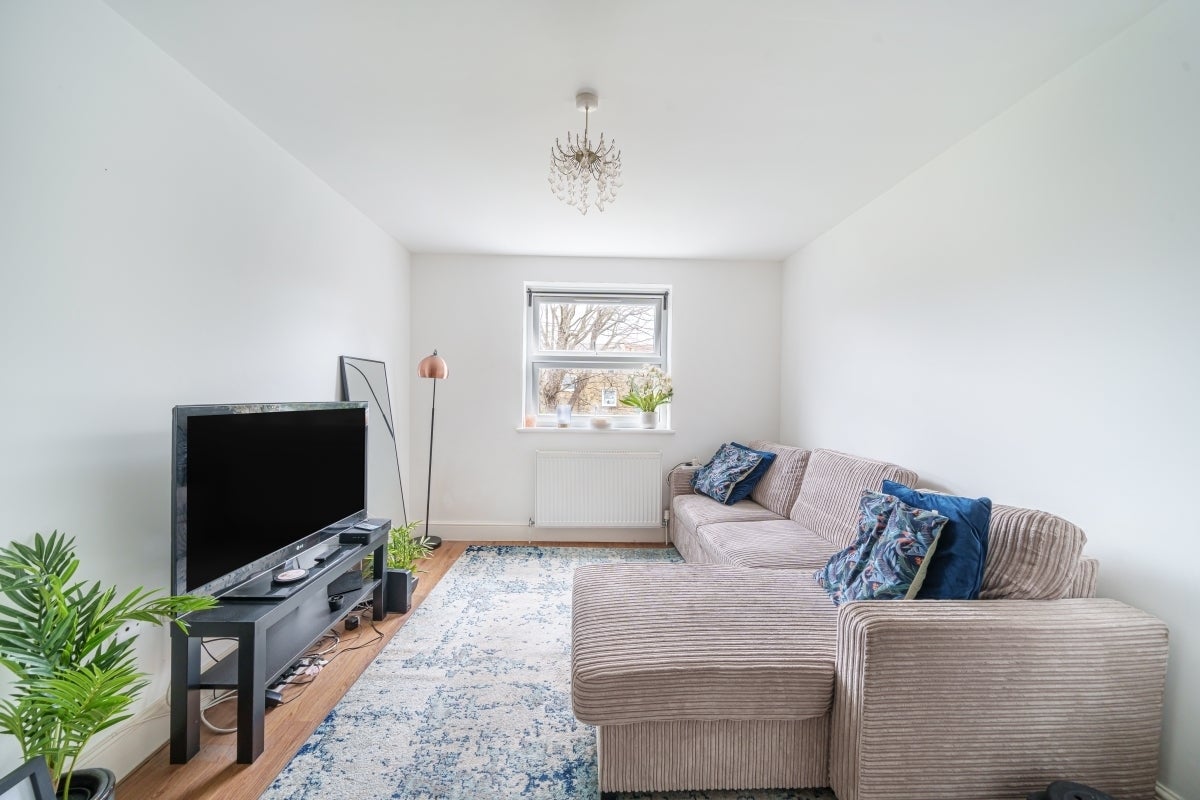 Flat Hampden Road in Greater London