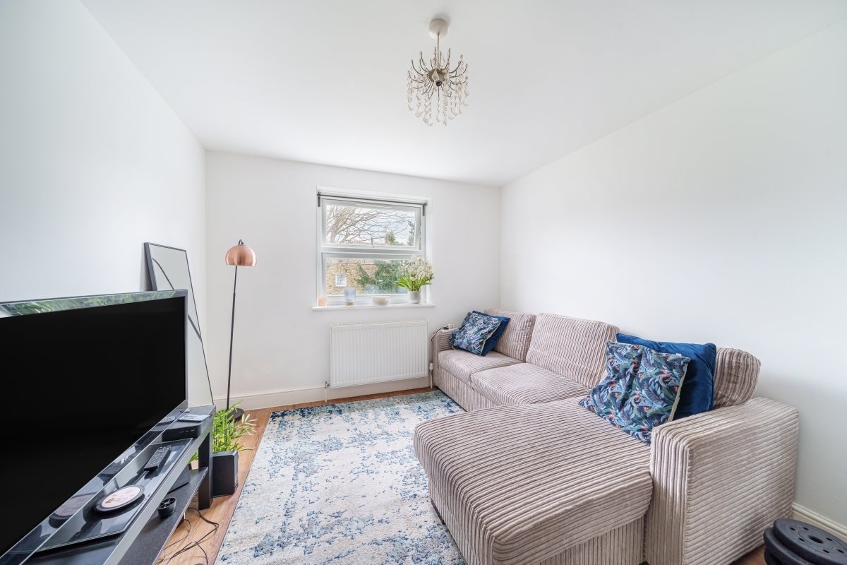 Flat Hampden Road in Greater London