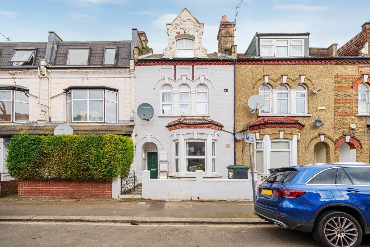 Flat Hampden Road in Greater London