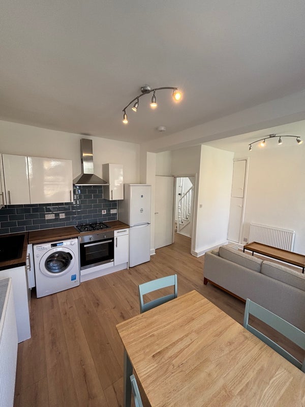 House Falcon Grove in Greater London