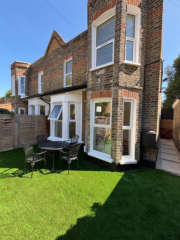 House Falcon Grove in Greater London