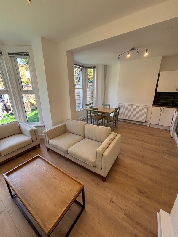 House Falcon Grove in Greater London