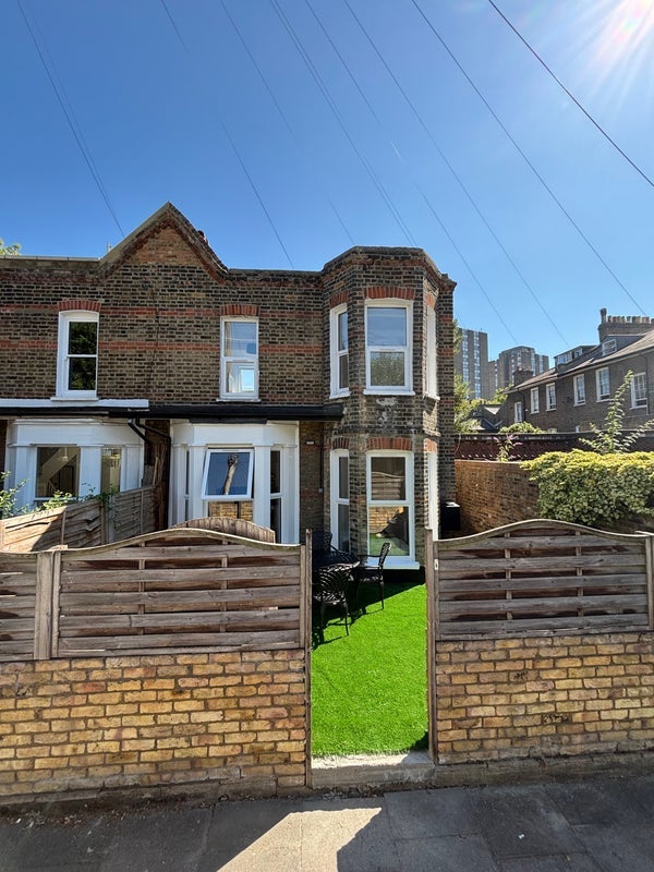 House Falcon Grove in Greater London