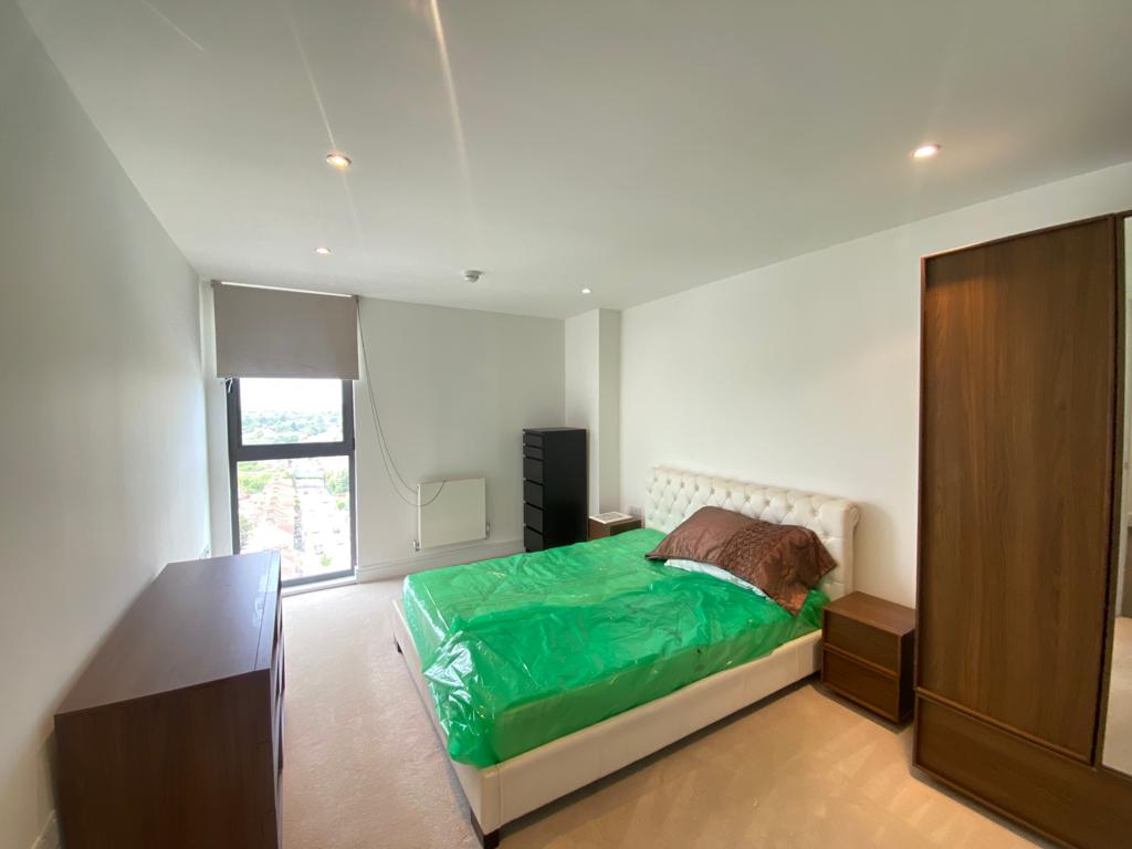 Flat Central Road in London