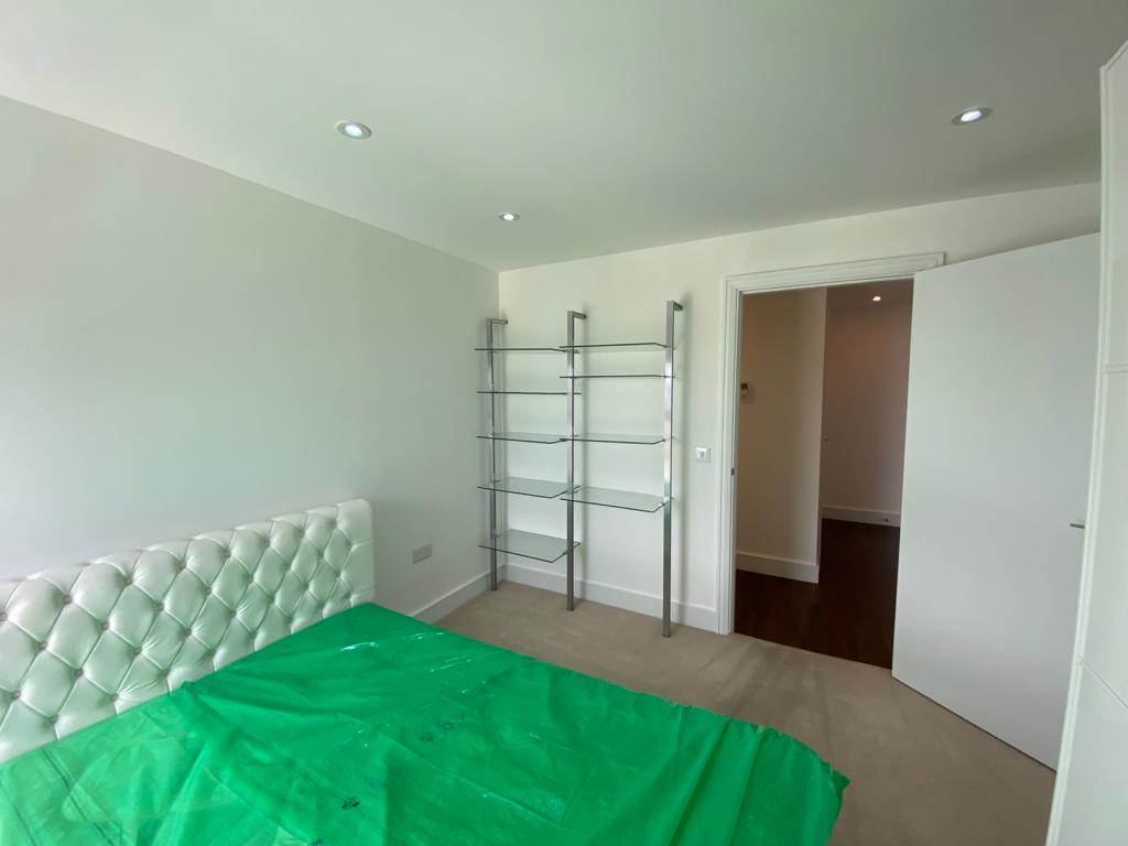 Flat Central Road in London