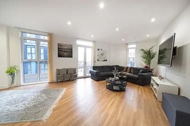 Flat Ealing Road in Greater London