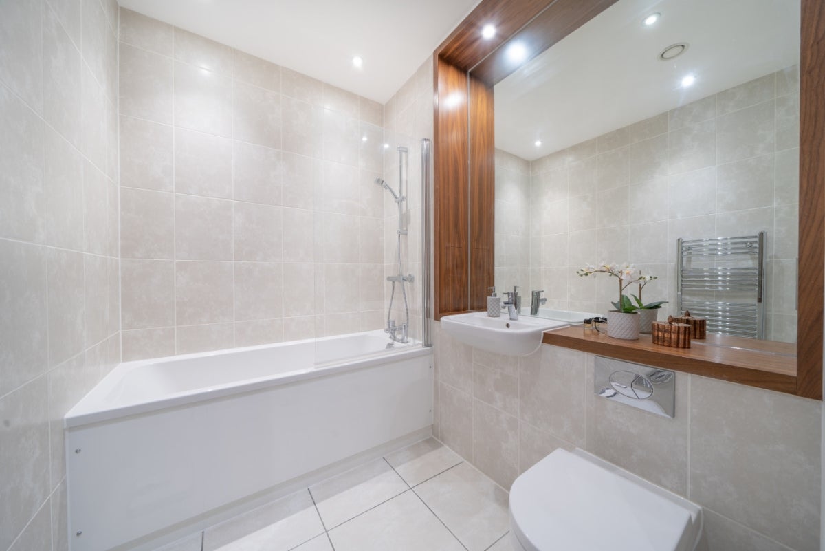 Flat Ealing Road in Greater London