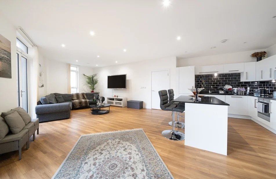 Flat Ealing Road in Greater London