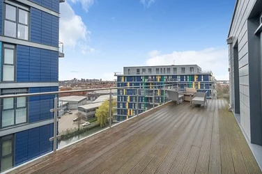 Flat Ealing Road in Greater London