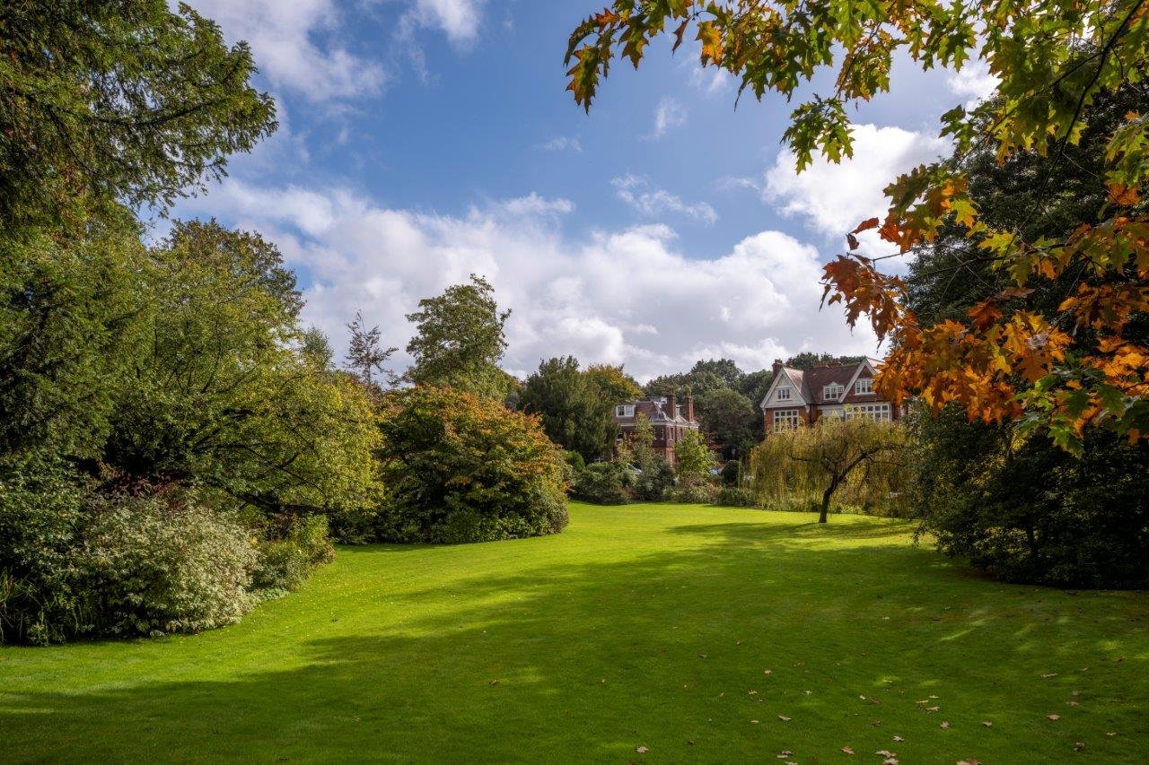 House Gainsborough Gardens in Greater London