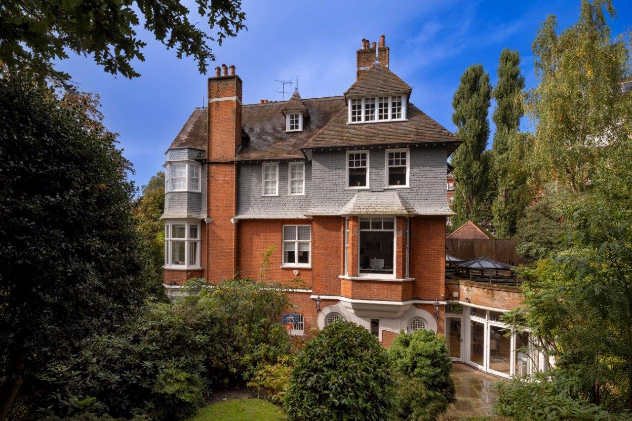 House Gainsborough Gardens in Greater London