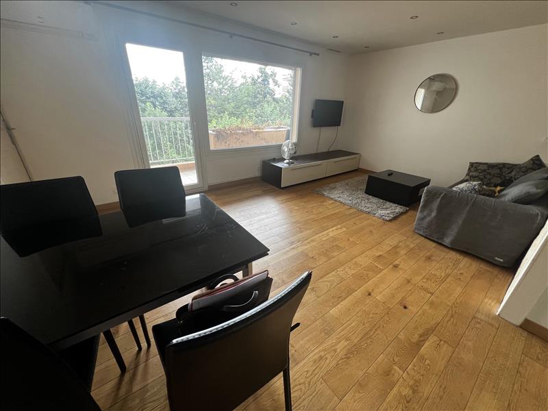 Room Rue Challemel-Lacour in Lyon
