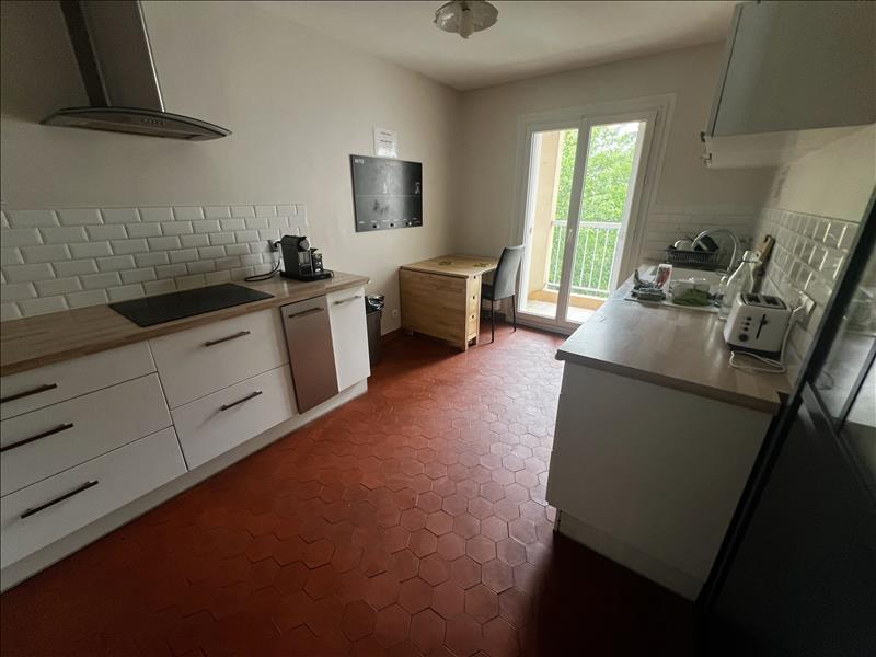 Room Rue Challemel-Lacour in Lyon