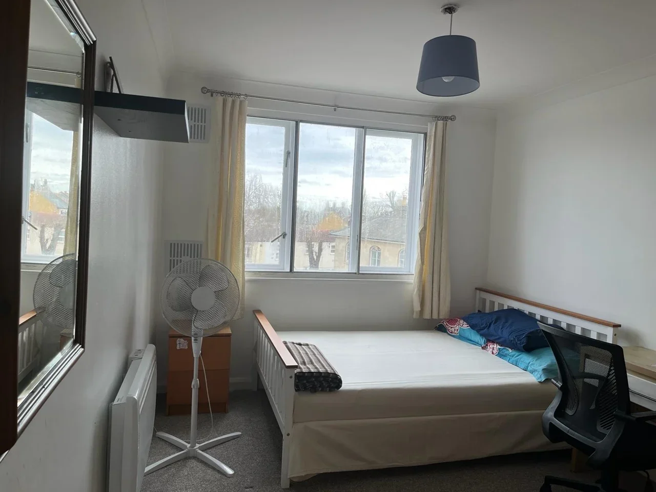 Flat Hanworth Road in Greater London