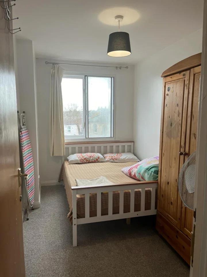 Flat Hanworth Road in Greater London