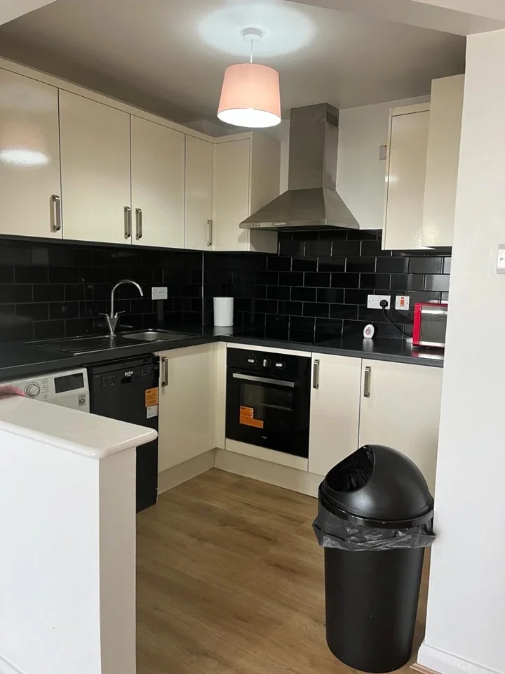 Flat Hanworth Road in Greater London