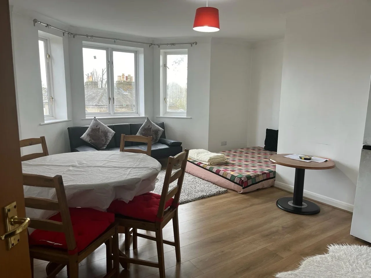 Flat Hanworth Road in Greater London