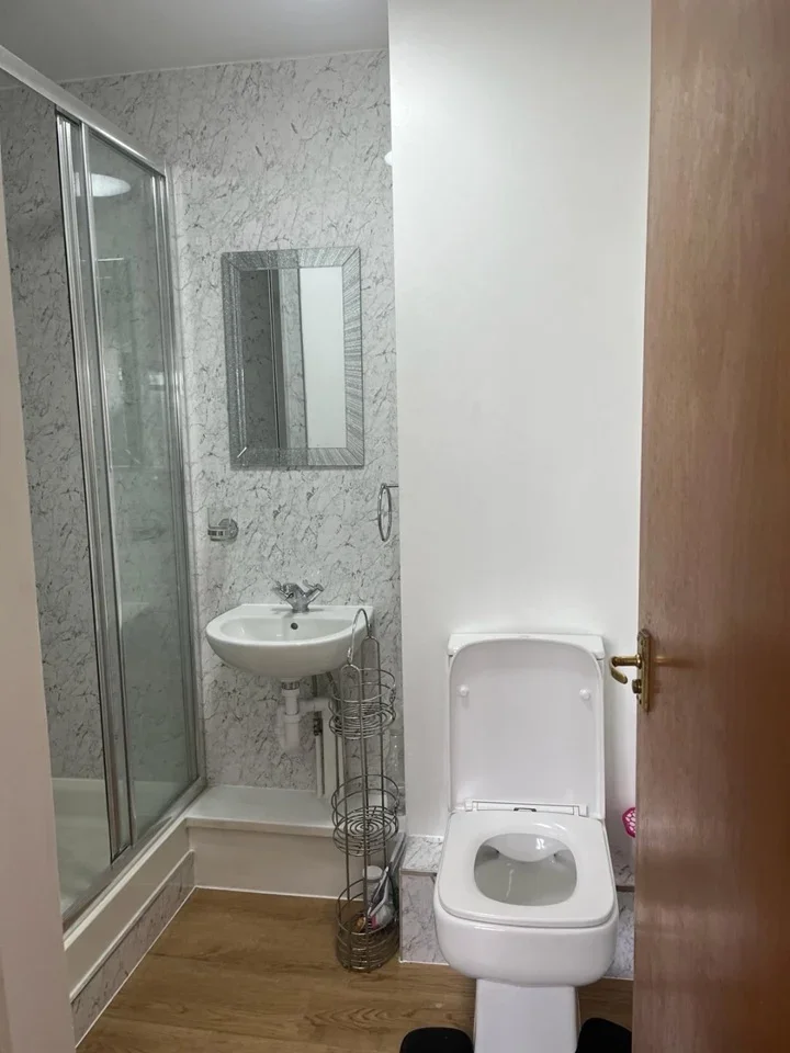 Flat Hanworth Road in Greater London