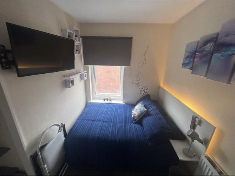 Room Crowther Street in Wakefield
