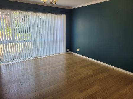 Flat Airthrey Drive in Stenhousemuir