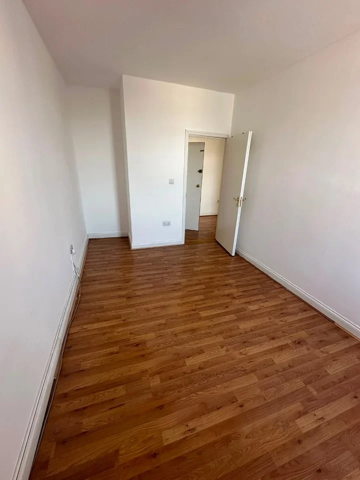 Flat Mitcham Road in Greater London