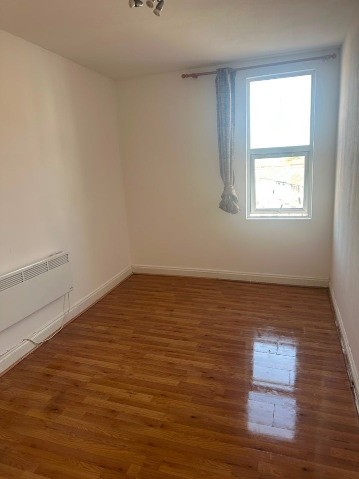 Flat Mitcham Road in Greater London