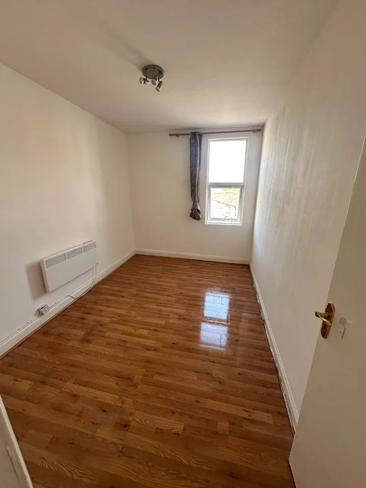 Flat Mitcham Road in Greater London