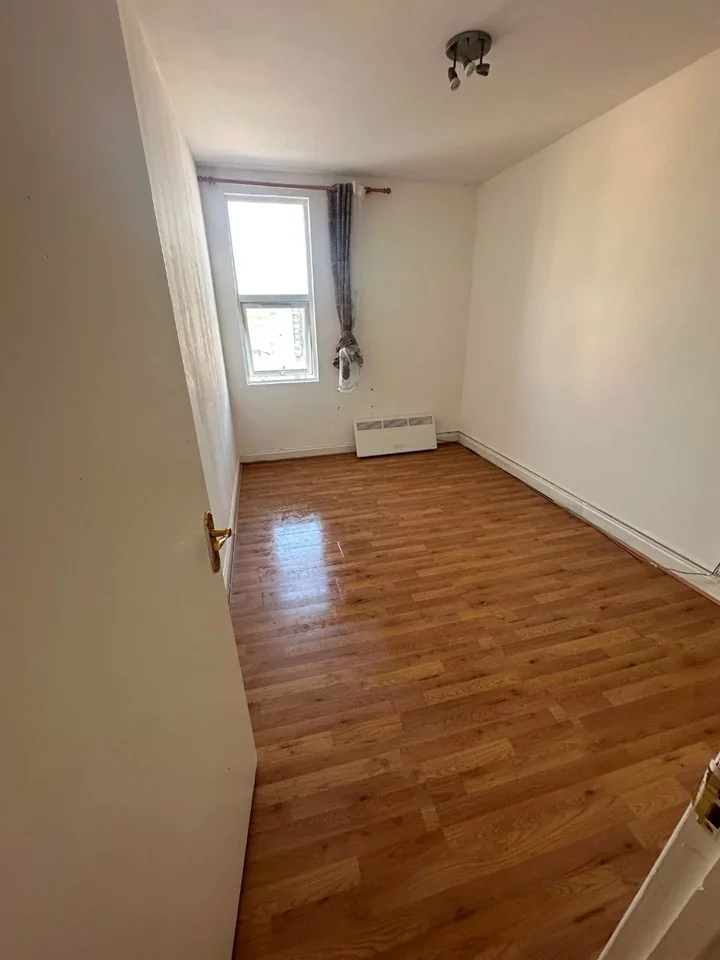 Flat Mitcham Road in Greater London