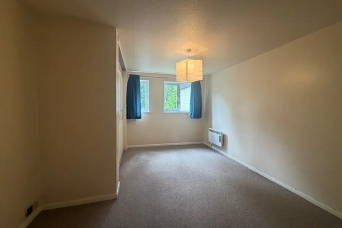 Flat Chaveywell Court in Calne