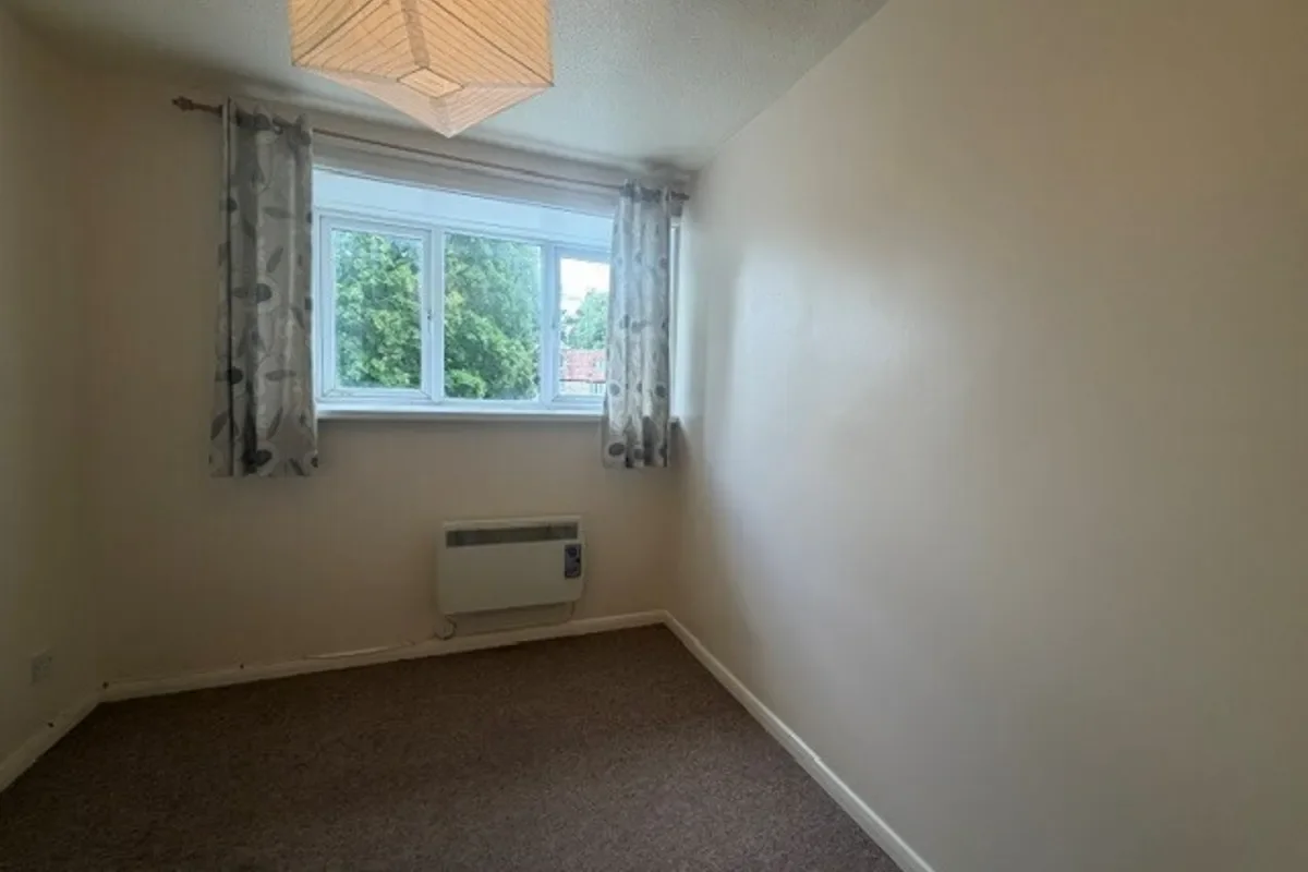 Flat Chaveywell Court in Calne
