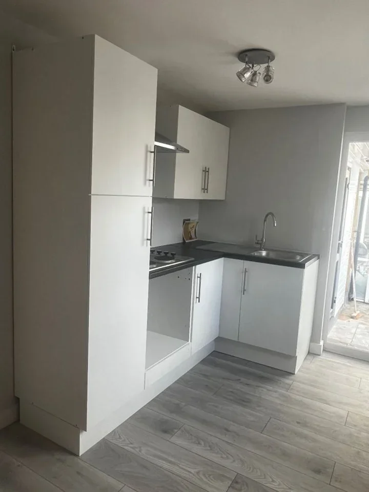 Flat Upper Rainham Road in Greater London