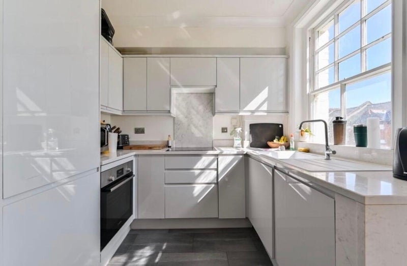 Room Hackford Road in Greater London