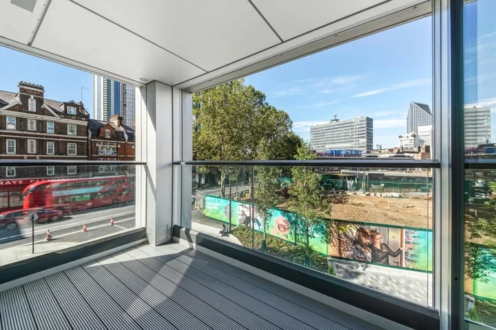 Flat Deacon Street in Greater London