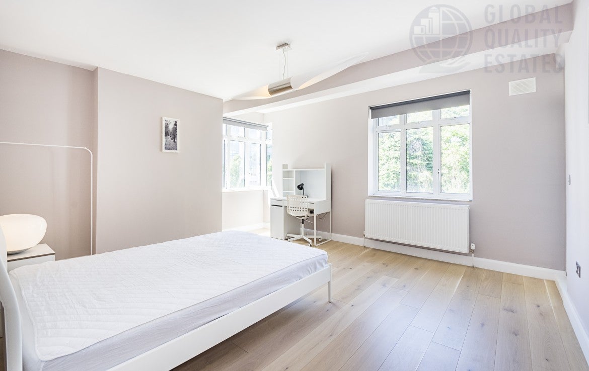 Flat Harrington Square in Greater London