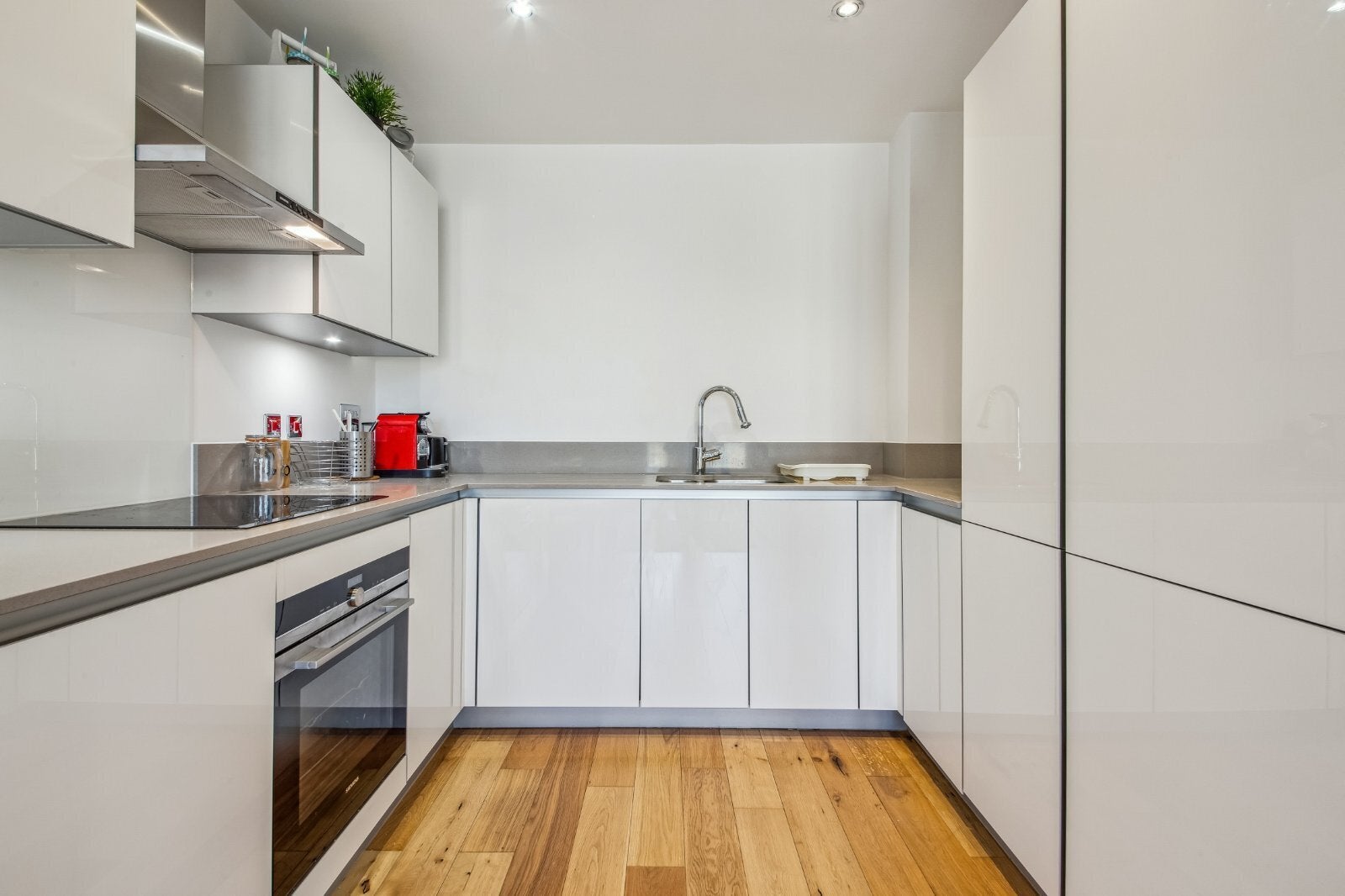 Flat Plender Street in Greater London