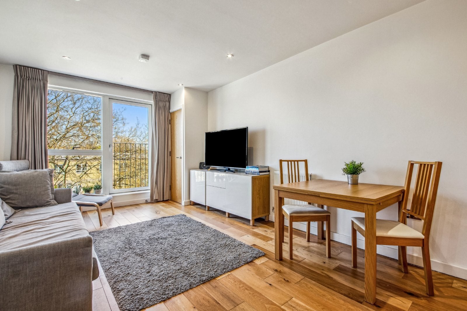 Flat Plender Street in Greater London