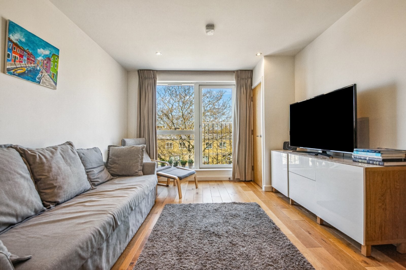 Flat Plender Street in Greater London