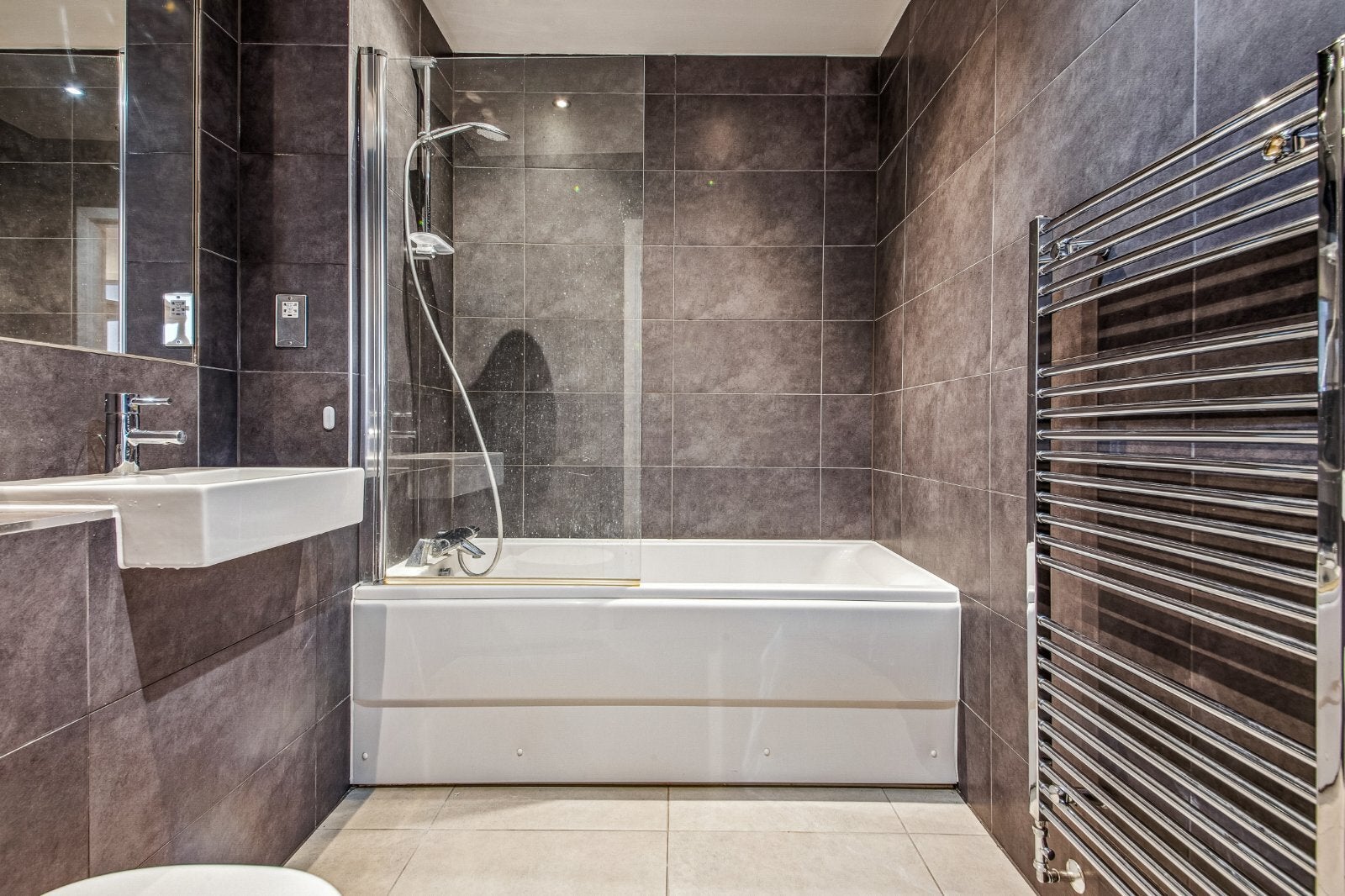 Flat Plender Street in Greater London