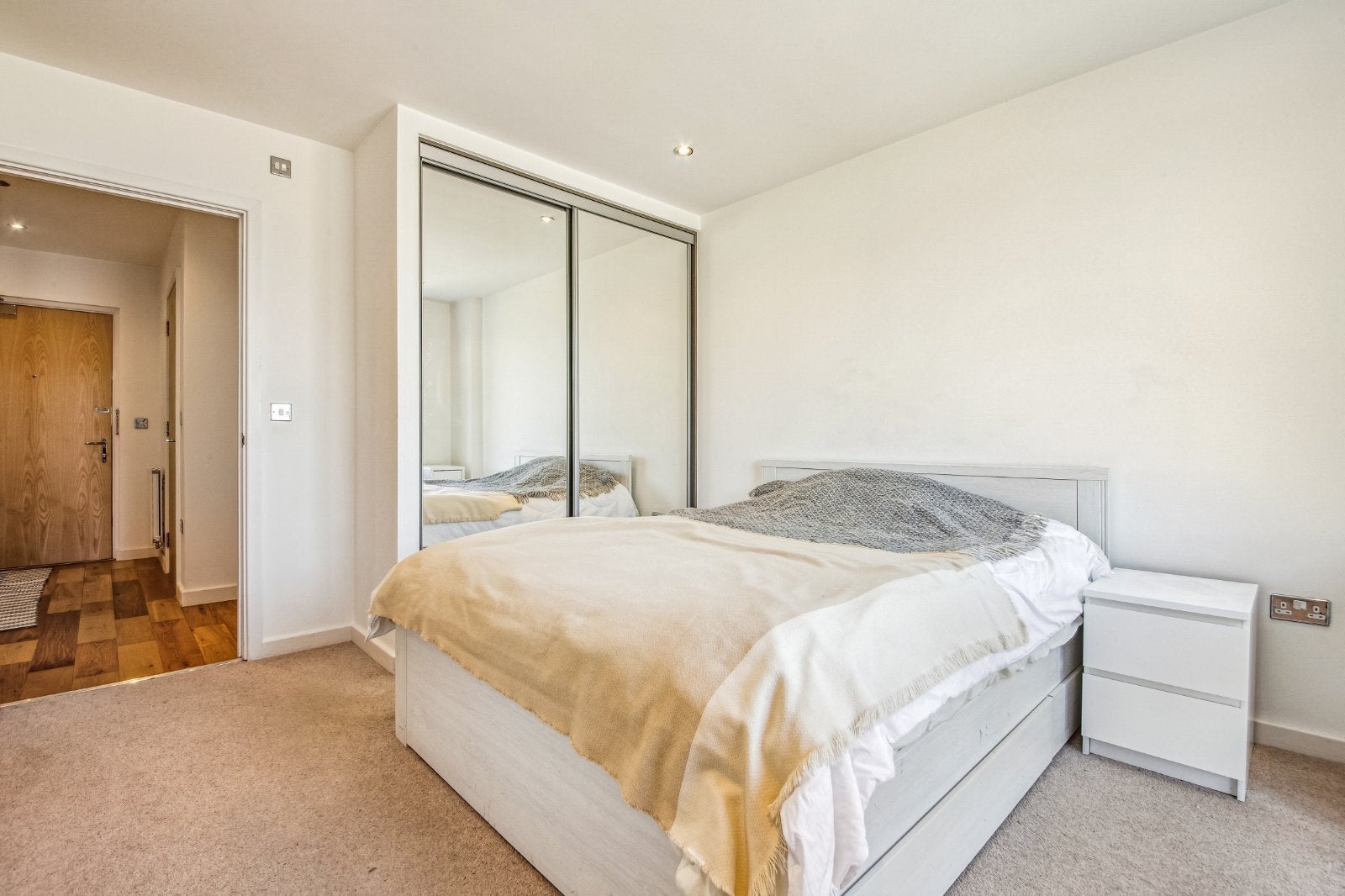 Flat Plender Street in Greater London